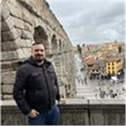Profesor con aptitudes para compartir y enseñar lo aprendido en sus años de experiencia y para seguir aprendiendo
