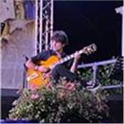 Lezioni di chitarra Jazz, Pop, Rock, Blues, sono laureato in conservatorio con 110, lode e menzione.