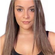 Estudiante de Ingeniería en Edificación da clase de apoyo para niños de primaria y secundaria