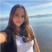 Engagierte Mathe-Nachhilfelehrerin, die Kinder aller Altersgruppen unterrichtet.