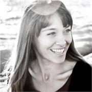 Licenciada en Bellas Artes con especialidad y experiencia de más de 10 años como Diseñadora gráfica y Escenógrafa. 