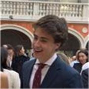 Profesor de inglés joven especializado en niños , clases dinámicas donde su hijo aprenderá a hablar inglés fluido .