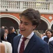 Profesor de inglés joven especializado en niños , clases dinámicas donde su hijo aprenderá a hablar inglés fluido .