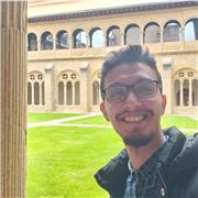 Je vais enseigner l'anglais pour les lycéens ou bien les élèves du collège. Je peux faire d'autres matières aussi. Les maths etc