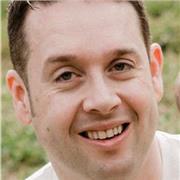 Profesor de inglés que imparte clases particulares a niños de todas las edades