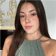 Chica joven que imparte clases de refuerzo de todas las materias desde primaria hasta 4° de la ESO. 
Pueden ser clases tanto online como presenciales.
En inglés tengo nivel B2
