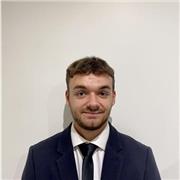 Professeur particulier donne des cours d’anglais à des étudiants de tous niveaux