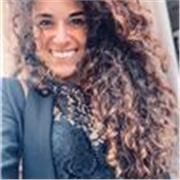 Laureata in mediazione linguistica, con anni di esperienza con bambini e ragazzi