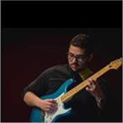 Guitarrista, compositor y docente universitario con tres másteres, doctorando en educación musical.
