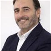 Me defino como un docente de profesión, consultor de negocios por experiencia y humanista empresarial por convicción.