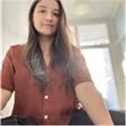 Hola soy Evelyn. Soy profesora de Historia, geografía y ciencias sociales. Actualmente doy clases de refuerzo general.