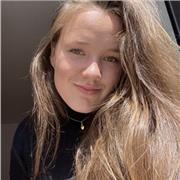 Profesora de apoyo escolar a alumnos/as de educación primaria