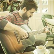 Clases de guitarra: iniciación, perfeccionamiento, composición. Método dinámico y divertido a través de tu música favorita