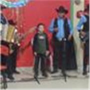 Profesora de matemáticas imparte clases a niños de primaria