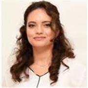Profesora de inglés y psicóloga juvenil experta en métodos no formales de aprendizaje impartiendo clases online