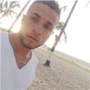 Profesor de español nativo imparte clases a niños jóvenes y adultos de avanzada edad de manera remota en un habiente muy dinámico