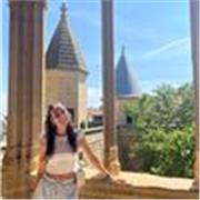 Chica estudiante de 2º bachillerato de ciencias da clases de cualquier materia