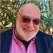 Profesor durante 20 años en la titulación de Comunicación Audiovisual de la Universidad de Extremadura y más de siete dando clases online, ofrezco clases de edición de vídeo y audio, técnicas de locución o producción de podcast