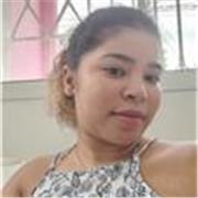 Profesora con ganas de enseñar de la mejor manera la base de las matemáticas a niños