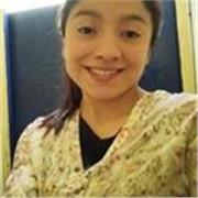 Profesora de inglés imparte clases a niños de todas las edades