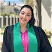 Profesora de lengua española para extranjeros. Con una licenciatura en Filología española y un máster en traducción, mi pasión por la lengua y la cultura española me ha llevado a comprometerme en la enseñanza del español a estudiantes internacionales. Mi 