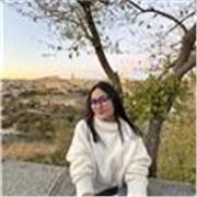 Me defino como una profesora de inglés orientada a la comunicación real. Mis clases están pensadas para que el estudiante hable