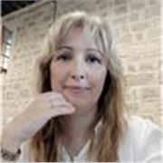 licenciada en derecho y diplomada en relaciones públicas