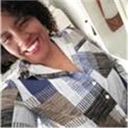 Mujer capacitada para brindar ayuda y apoyo en las tareas y cuidado de personas con discapacidad diversas 