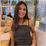 Profesora de biología imparte clases a niños y adolescentes