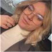 Professeur particulier donne soutien scolaire aux enfants de primaire