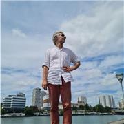 Je donne des cours particuliers de guitare pour des élèves débutants.