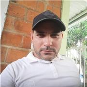 Profesor de matemáticas y deportes imparte a niños de educación básica