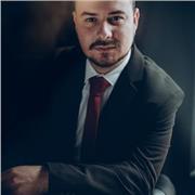 Mi nombre es Andrés Mejido, soy profesor de clarinete y lenguaje musical pero también imparto las materias de agrupación coral e instrumental.
Soy titulado en enseñanzas artísticas superiores y actualmente trabajo como profesor de clarinete