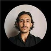 Profesor de ingles da clases a niños y adolecentes