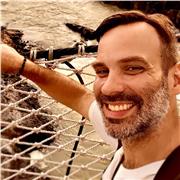 Offro lezioni di disegno per dare la possibilitá ai ragazzi di affinare le loro tecniche grafiche e artistiche.