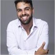 Aunque por formación sea profesor de francés, disfruto más dando a los niños clases de las asignaturas de letras en español.