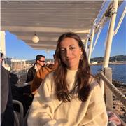 Disfruto enseñando y acompañando a los niños en su aprendizaje. Me esfuerzo por crear un ambiente divertido y motivador.