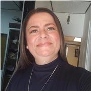 Profesora de lenguaje y matemáticas a estudiantes de básica primaria