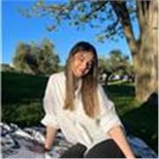 Hola soy Carol, tengo la ESO y el Bachillerato y a día de hoy estoy estudiando marketing. Me gustan mucho los niños y enseñar. Prepararme las clase antes de ir para que sea un rato productivo, incluso organizar minijuegos para aprender.
