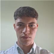 Joven estudiante universitario especializado en ciencias y francés