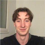 Prof en ligne qui aide et améliore vos compétences en anglais, avec le sourire.