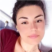 Docente in materie turistiche impartisce lezioni online a ragazzi di scuola superiore e universitari