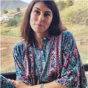 Soy profesora de Yoga y psicoterapeuta, doy clases de Educación Afectivo Sexual, de Igualdad de Género, entre otras áreas