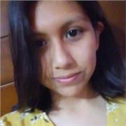 Profesora de español enseña a jóvenes y adultos