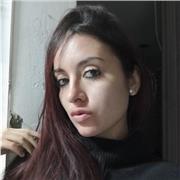 Profesora de biología imparte clases a niños entre 8 y 12 años