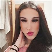 Estudiante imparte clases de inglés a niños de primaria