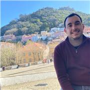 Profesor con grado universitario, imparte clases en materias de letras y humanidades para alumnos de E.S.O