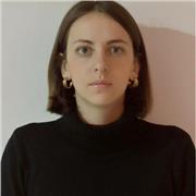 Docente di materie umanistiche impartisce lezioni a studenti del liceo o scuole medie