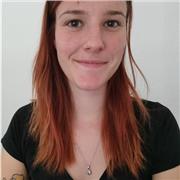 Cours de soutien scolaire à des enfants en classes de primaire