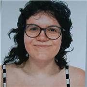 Profesora de inglés que imparte clases a niños de todas las edades